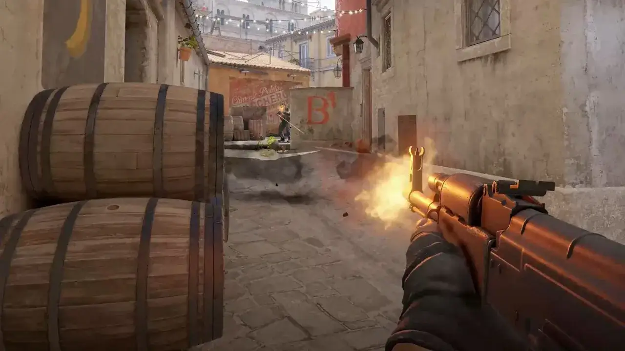 Gracz w Counter-Strike na PS5 strzela z karabinu w wąskiej uliczce, obok beczek.