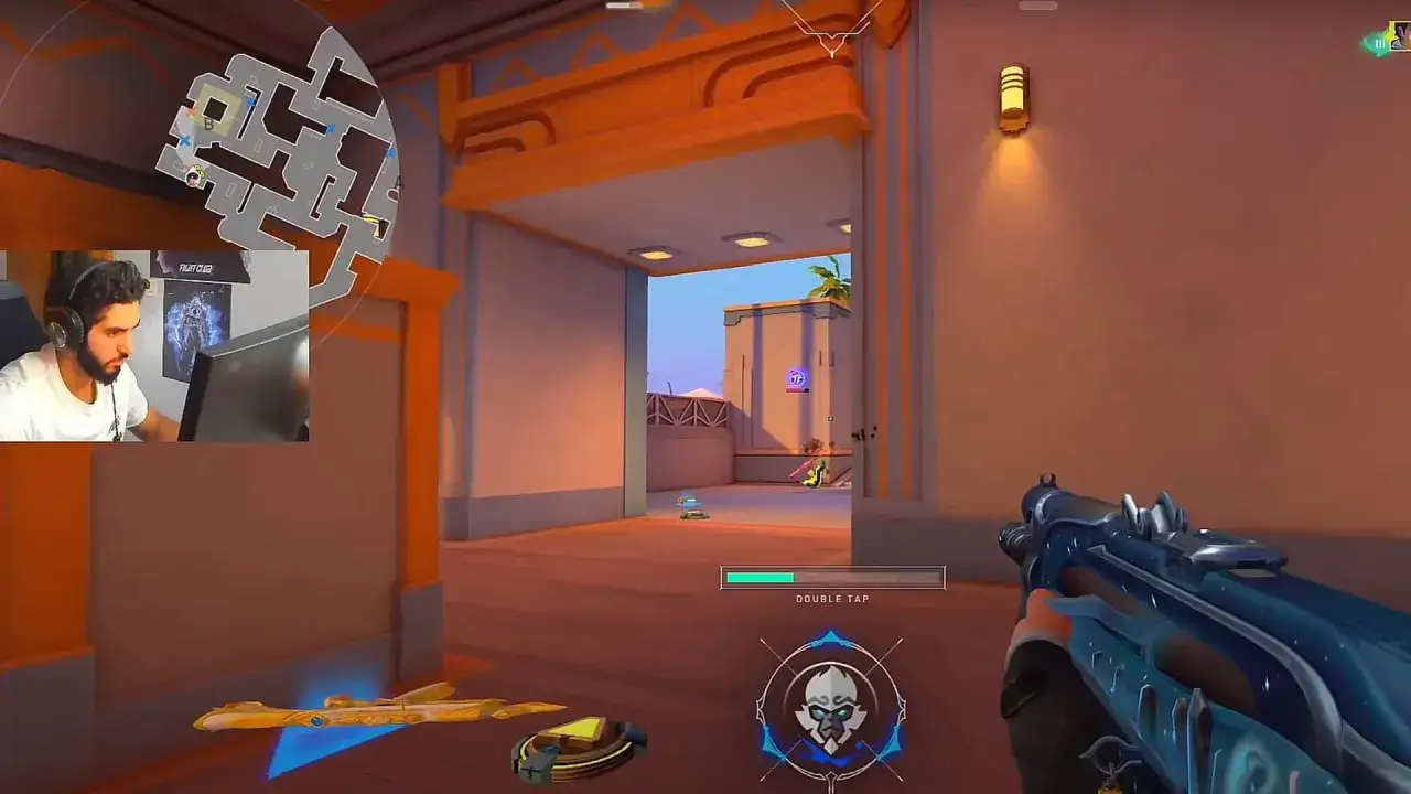 Gracz celuje z broni, widoczny jest jego scream crosshair i minimapa.