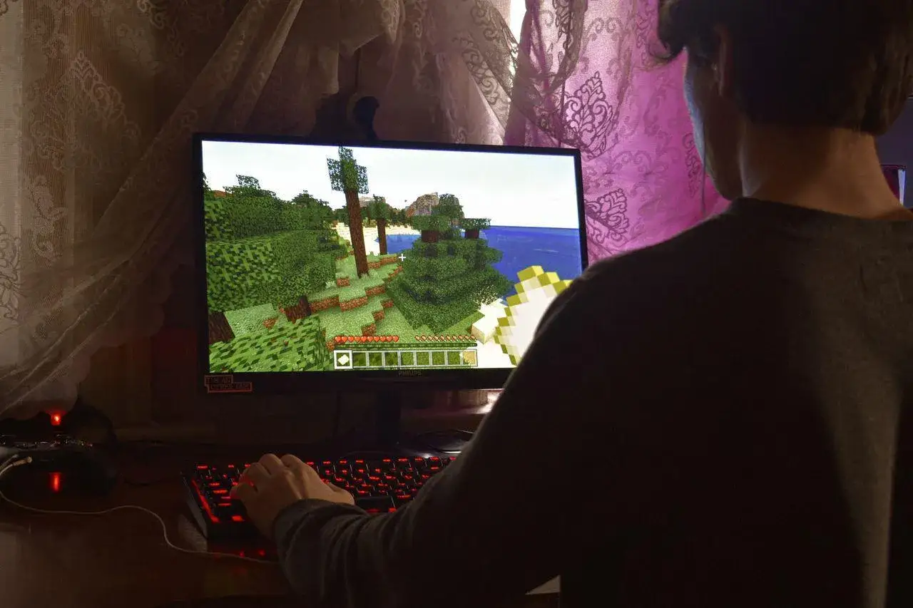 Gracz gra w Minecrafta, eksplorując zielony świat. Może to być pierwszy krok do nauki, jak zrobic serwer mc.