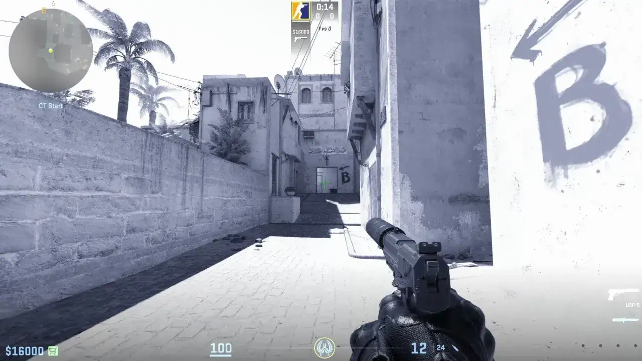 Gracz CS GO czeka w ukryciu w wąskiej uliczce, gotów do ataku.