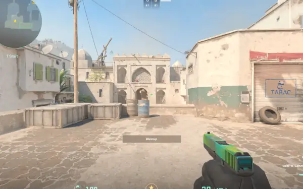 Zielnik z zielonym Glockiem, gotowy do akcji. Może to najlepszy CS2 crosshair?