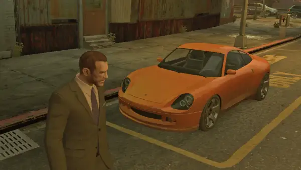 Niko Bellic obok pomarańczowego sportowego auta, gotowy do przygód w GTA 4 spolszczenie.