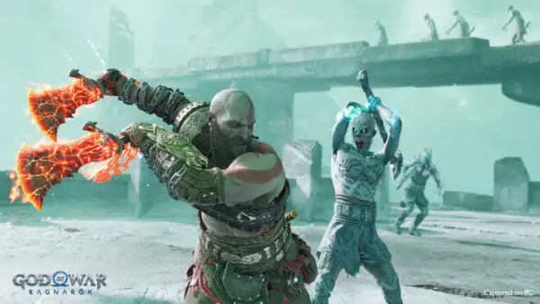 Kratos z płonącymi toporami walczy z lodowym przeciwnikiem. Długość gry God of War Ragnarök to epicka przygoda.