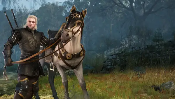 Geralt w zbroi z Wiedźmin 3 najlepszy rynsztunek, obok swojego konia w ozdobnej uprzęży, na tle leśnego krajobrazu.
