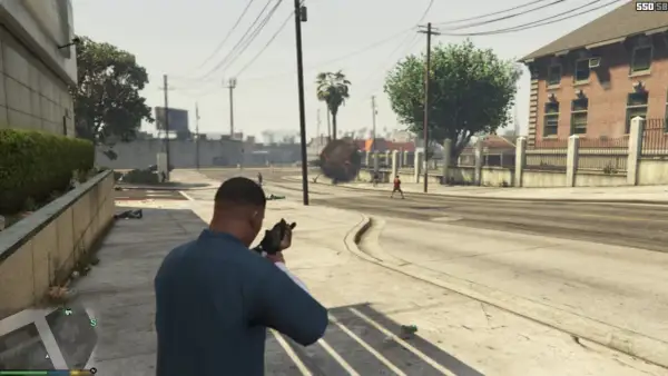 Gracz w GTA V z bronią, w tle wybuch i postacie. Mody GTA 5 dodają akcji!