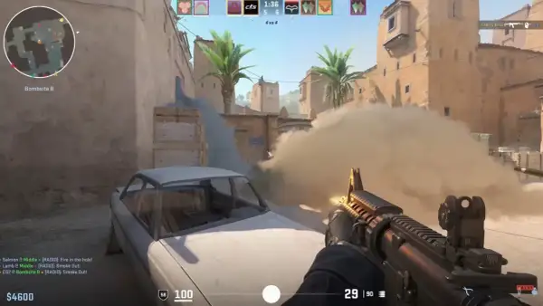Akcja w Counter Strike na PS5: dym zasnuwa pole bitwy, a gracz celuje z karabinu.
