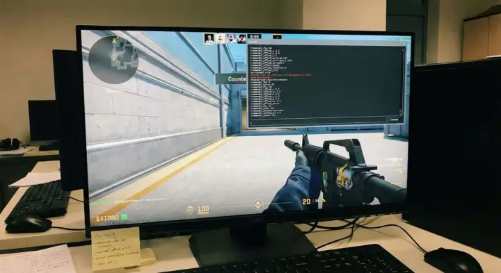 Gracz dostosowuje mwlky settings w grze Counter-Strike. Na ekranie widać konsolę z komendami i widok z perspektywy pierwszej osoby.